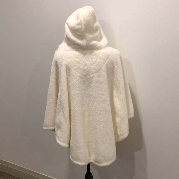 Charlie Paige white faux fur cape jacket pockets and hood M/L - Picture 5 of 9